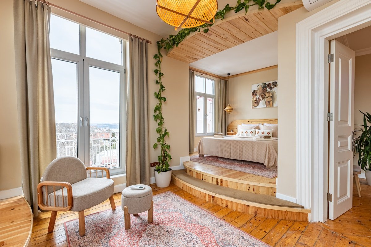 Urban Paradise: 4BR, 2BA, LR, Picturesque Views gallery image 2