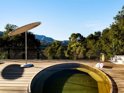 Hillside Hideaway w/ Deck & Spa in Topanga Canyon