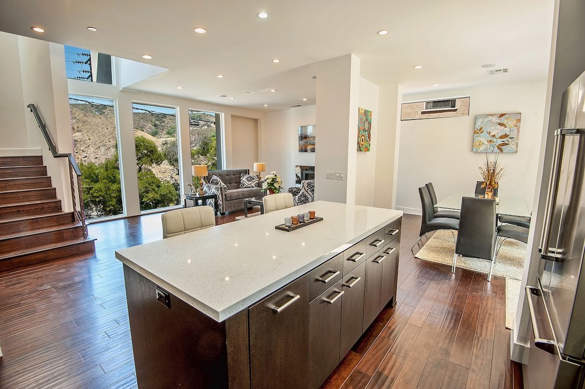 Stunning New Modern in Hollywood Hills! gallery image 3