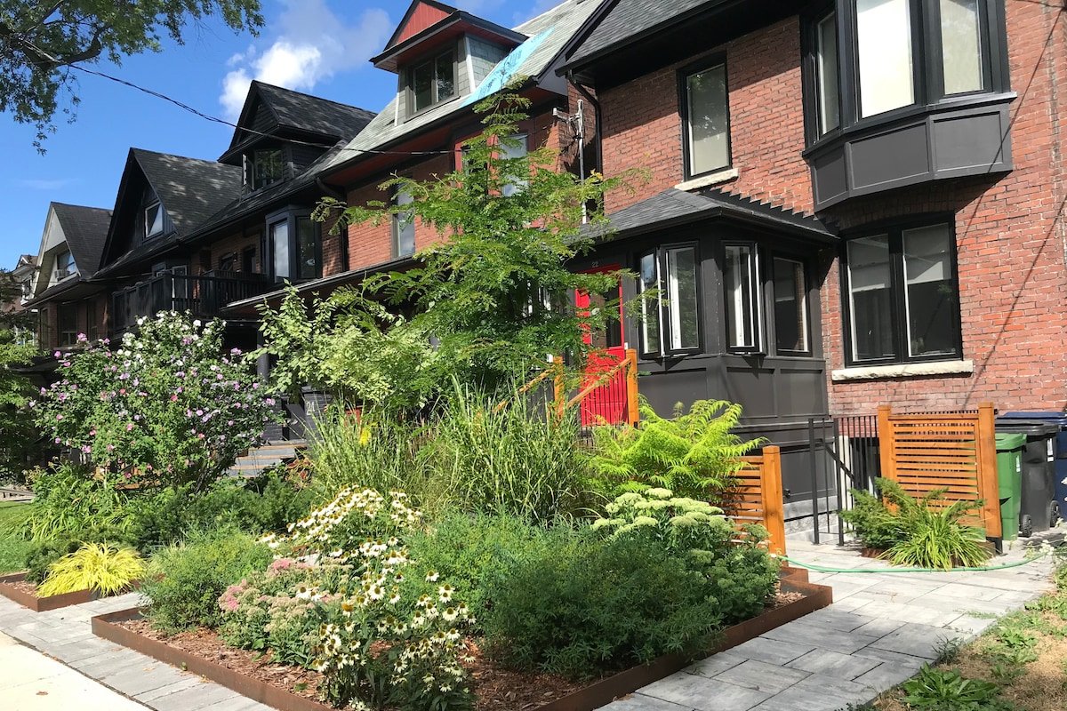 Walk2WorldCup. Lovely Gardens. HighParkHomes ca gallery image 3