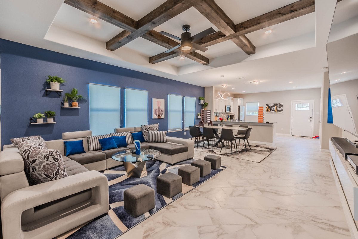 Modern Room Near Downtown, Zoo, Uptown & More