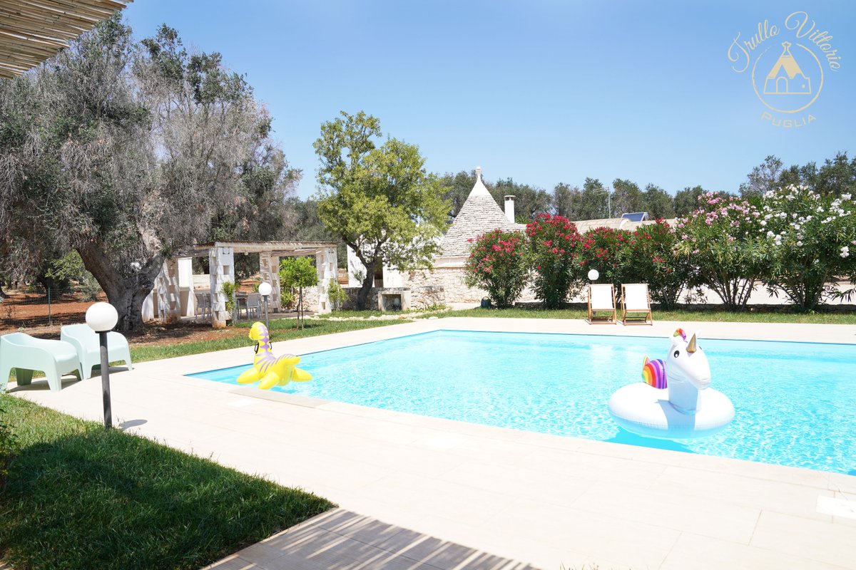 Piscine luxueuse au milieu des oliviers