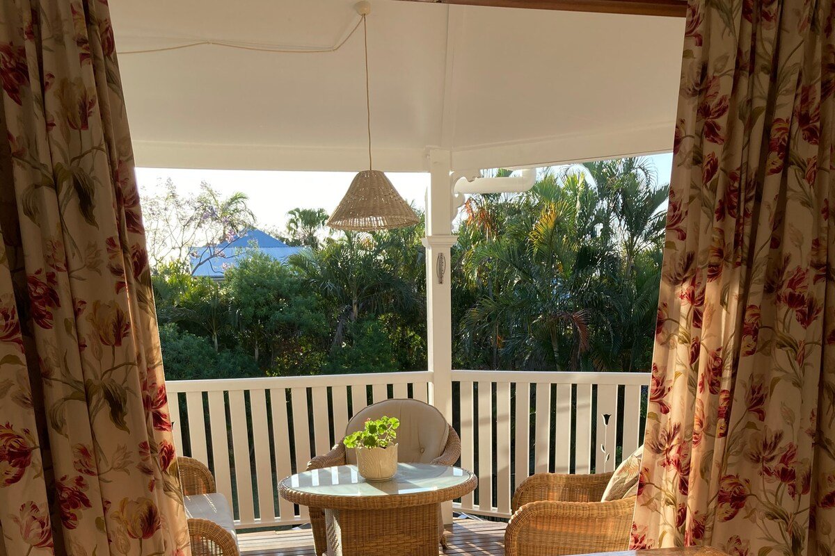 Classic Queenslander close to city cat gallery image 4