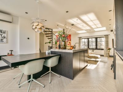 Luxury Canal House Center