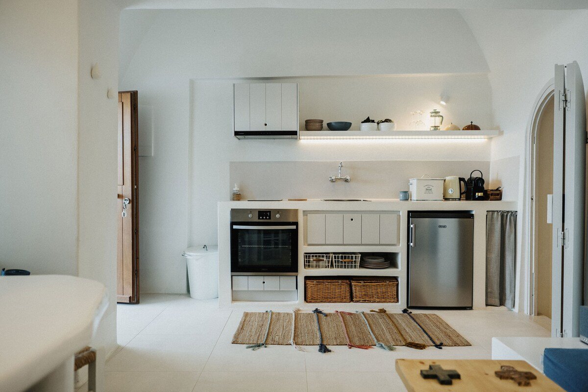 Charming Cycladic home: Sleeps 7, 3 Beds & 3 Baths gallery image 5