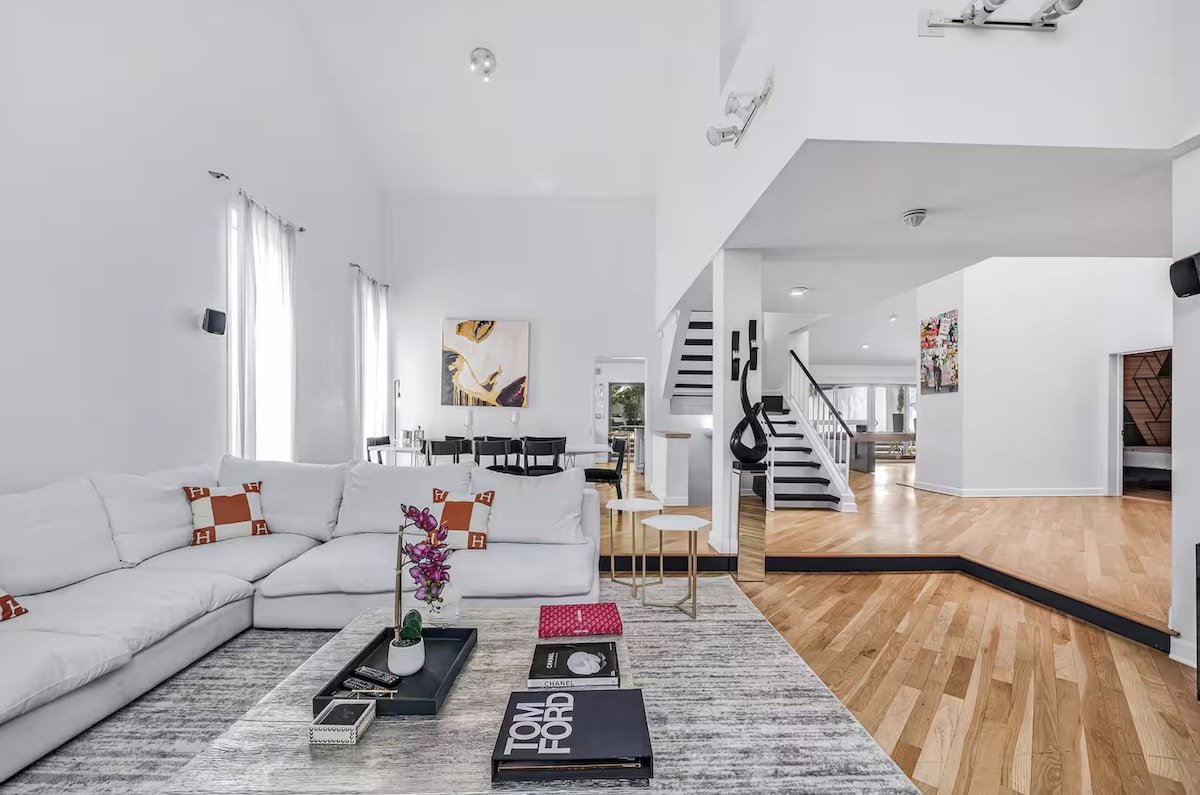 Modern Hollywood Hills Villa gallery image 4