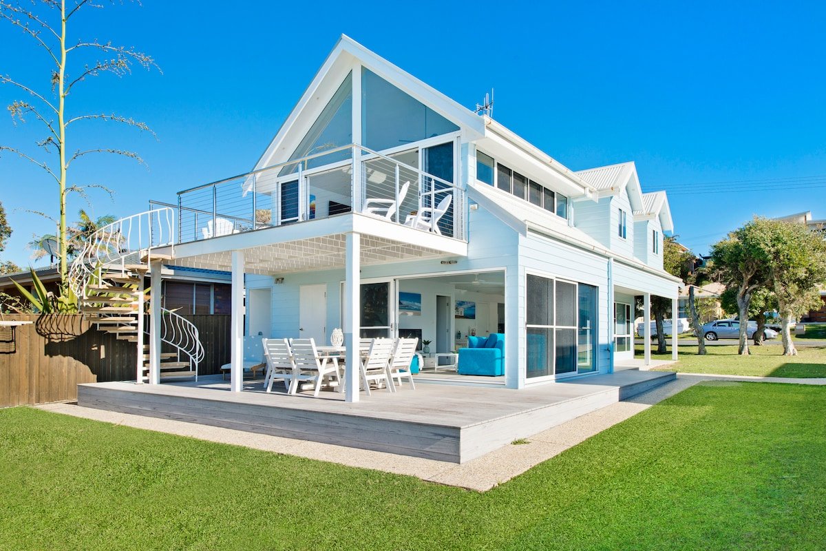 Middle Rock Beach House – absolute beach front gallery image 5