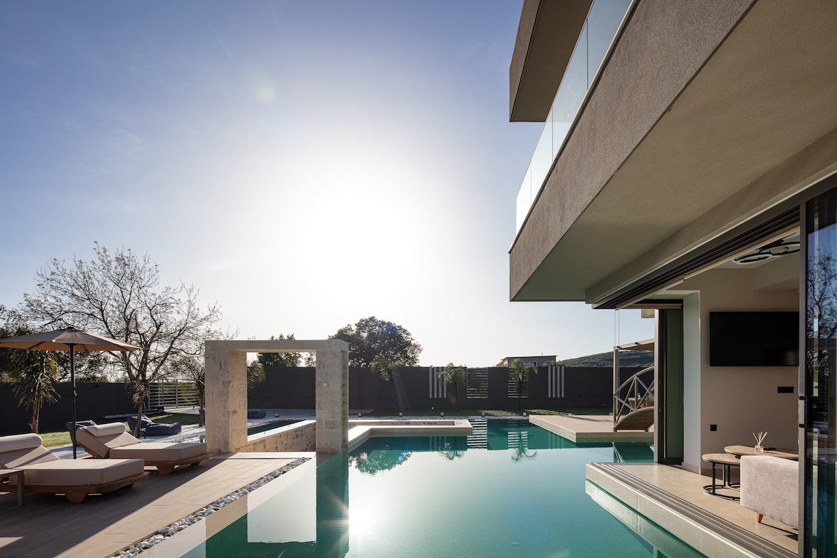 Nature Retreat amidst Mountains & Lake gallery image 3