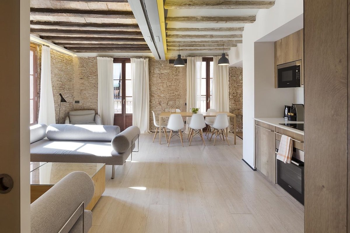 Beautiful Three Bedroom Apartment gallery image 3