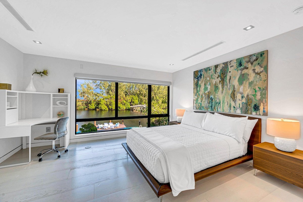 Waterfront Masterpiece Grand Heated Pool Seabreeze gallery image 5