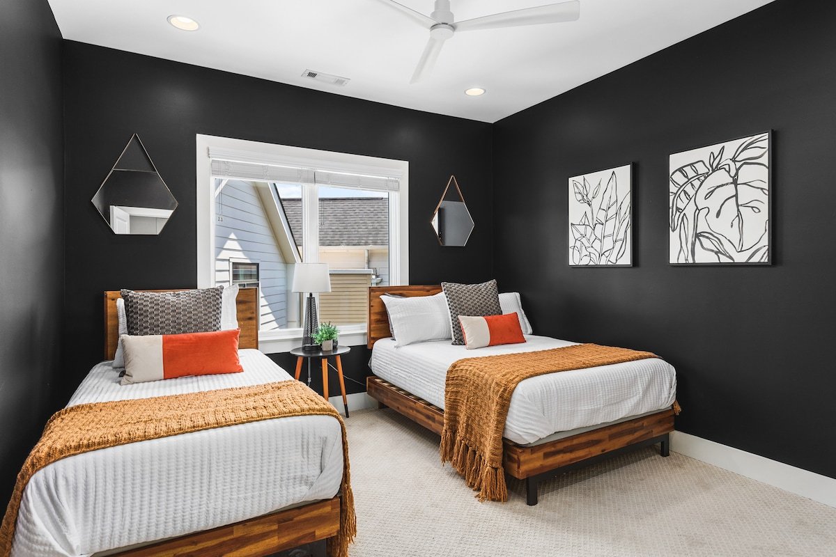 Patio FirePit Garage -Walk to Coffee, Restaurants gallery image 5