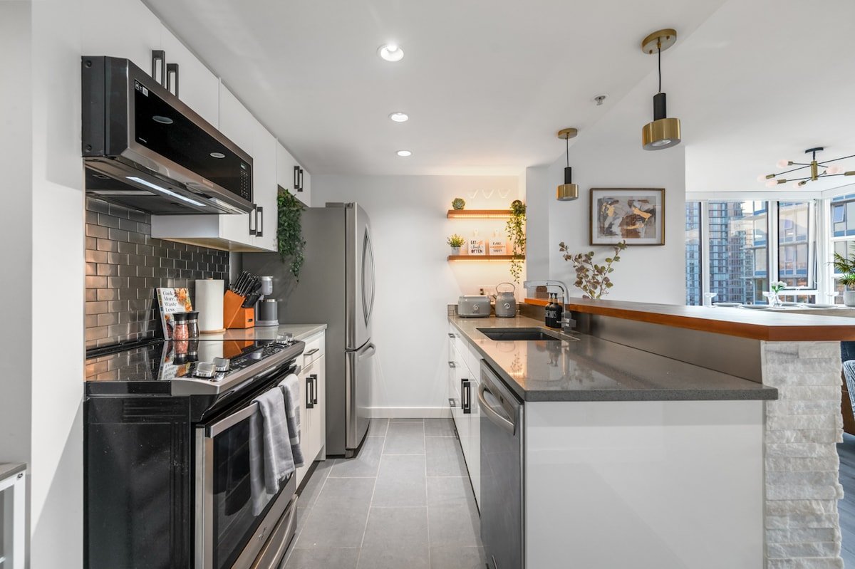 DT Luxury Apt. w/ Free Parking | Pool | HotTub gallery image 5