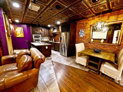 Broadway! 4br/2bth 2500sf Art Gallery/Steam Room