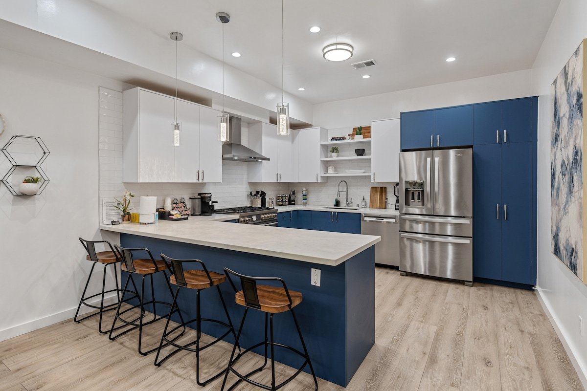 Spacious 4 Bed 4Bath | Rooftop, Game Room & Garage gallery image 2