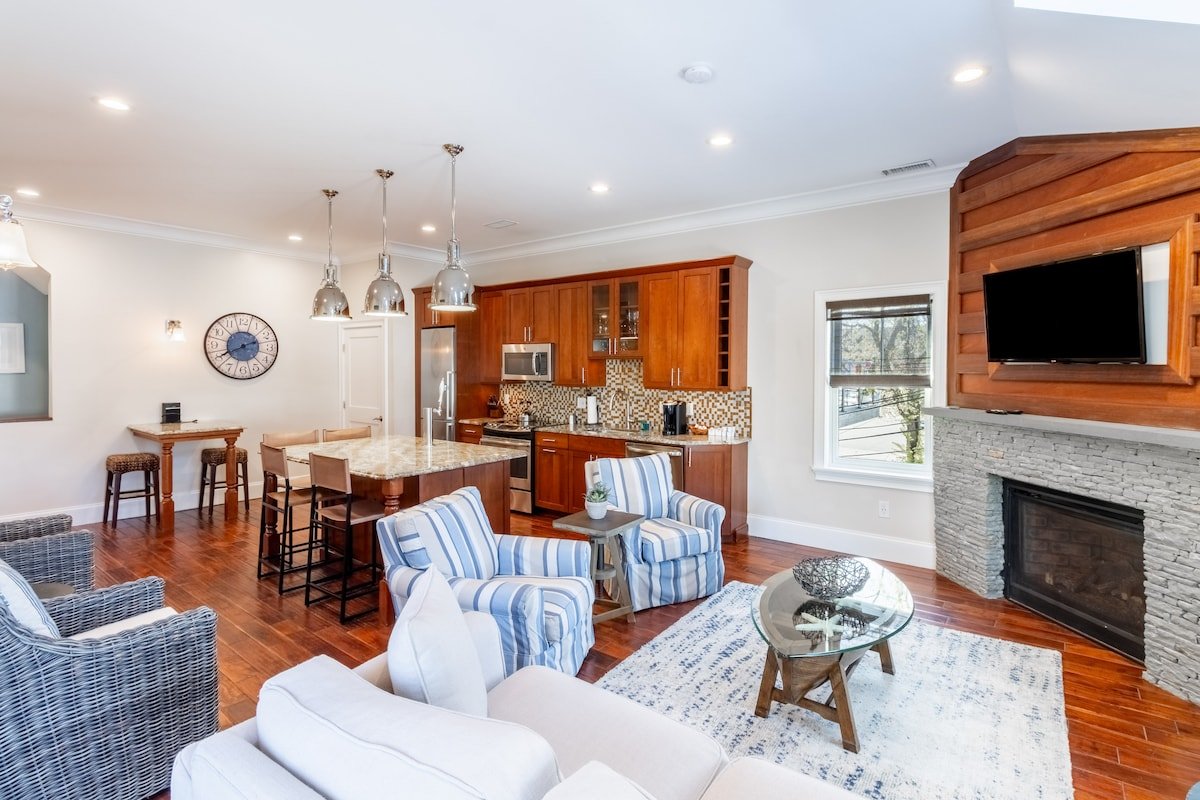 4 Decks, Views, Fireplace, Kitchen w/Kegerator gallery image 2