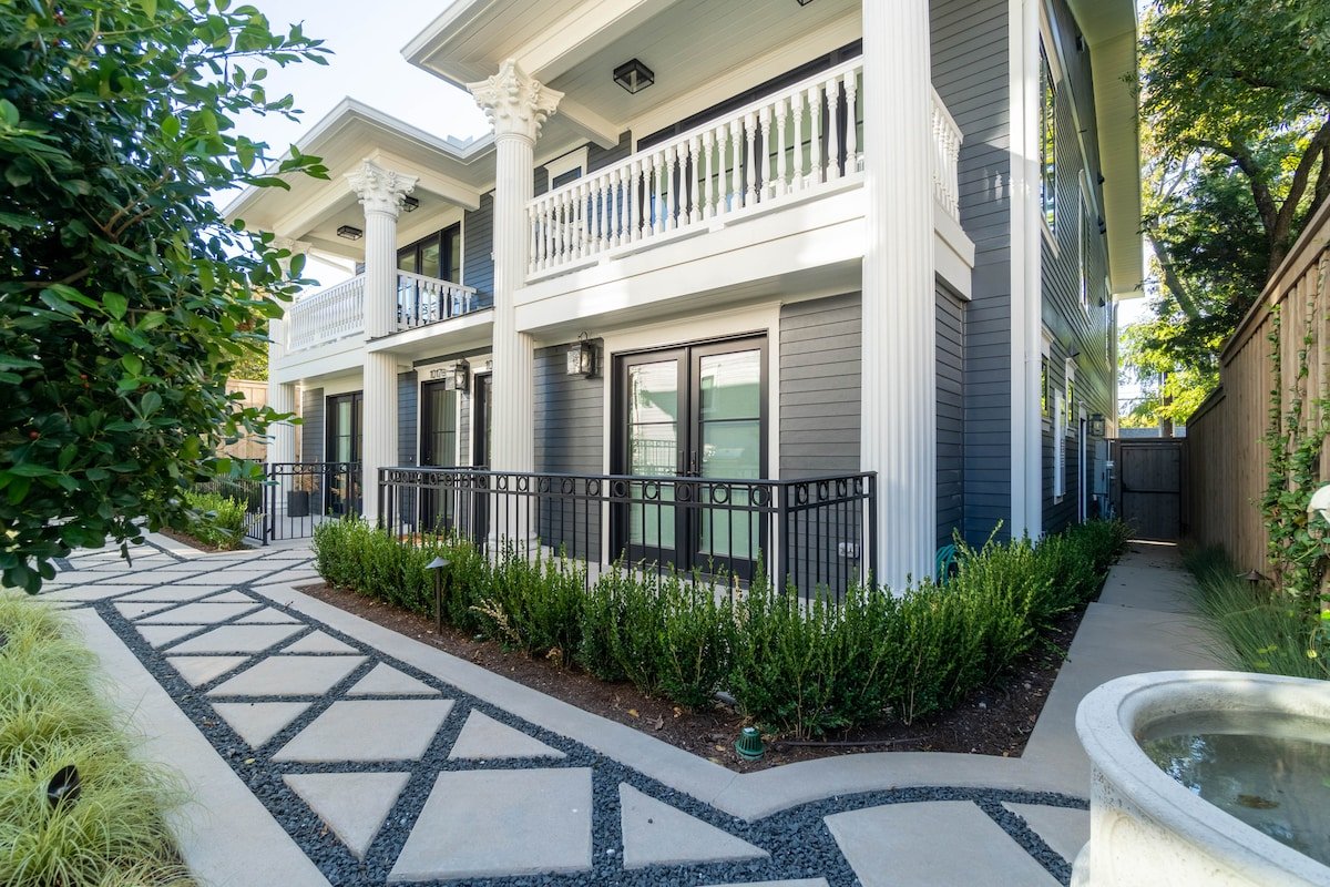 Beautiful Bishop Arts Townhouses: Sleeps 16 People gallery image 4