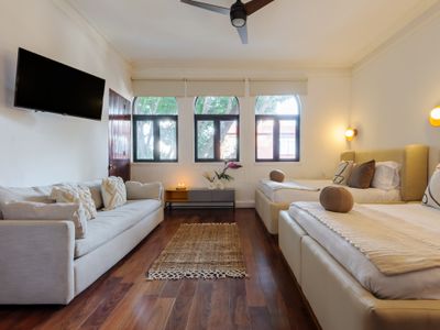 Majestic house two blocks from Parque España