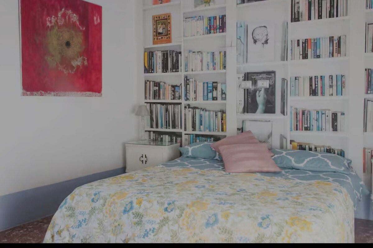 Modern loft central 8 people gallery image 5