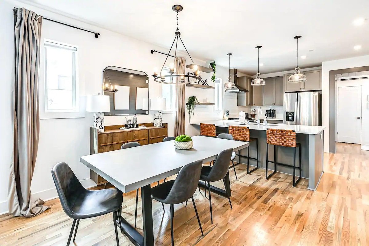 2 Homes Side by Side, Sleeps 24 People,Game Room,R gallery image 3