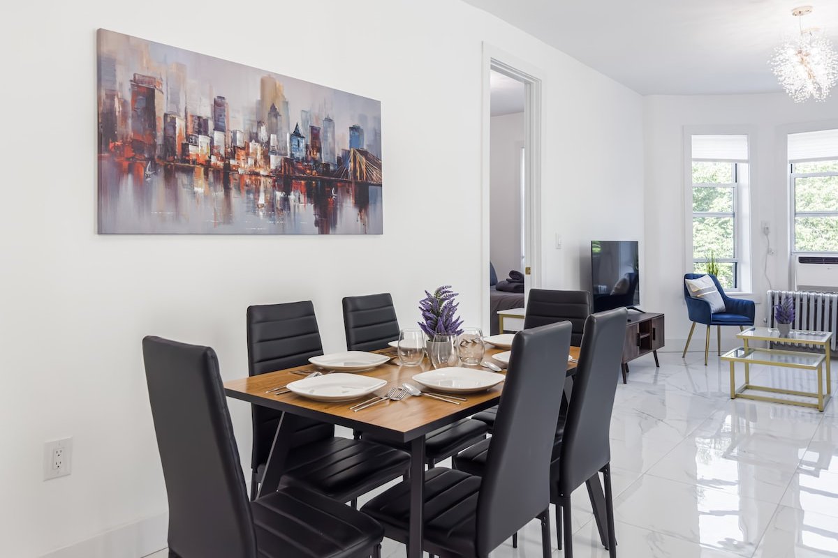 New 6 Bed 3 full Bath Duplex 2decks, at the train! gallery image 5