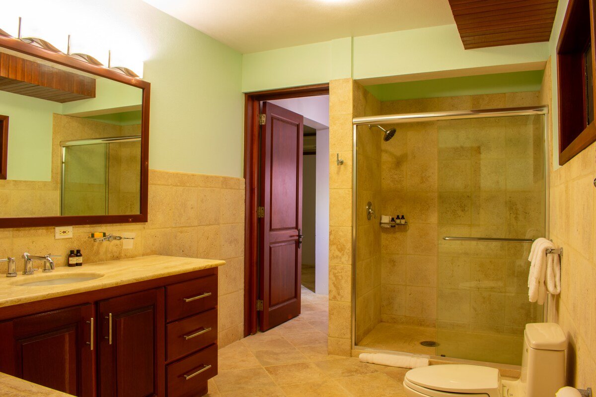 2 Pools/2 Hot Tubs/2 Golf Carts – 2 min. to Beach gallery image 5