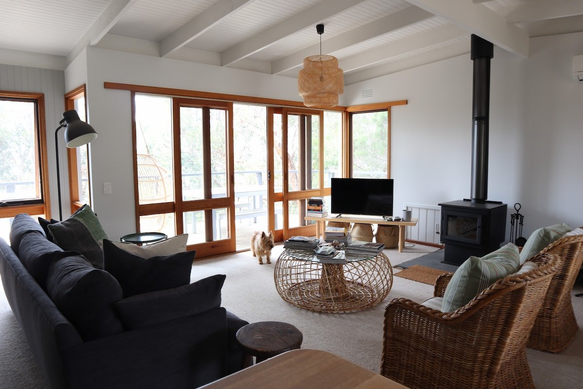 Beach house with bush views gallery image 3