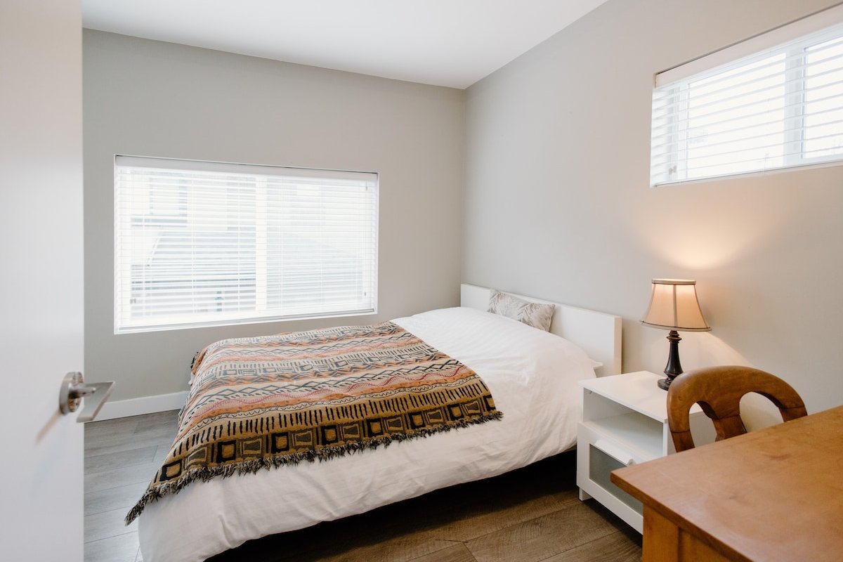 Kits Beach Escape – Cosy Home w/ Free Parking gallery image 4