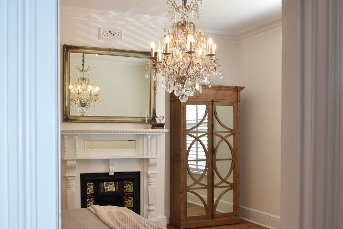 Foodie district, fireplace, deep bath. Parking. gallery image 3