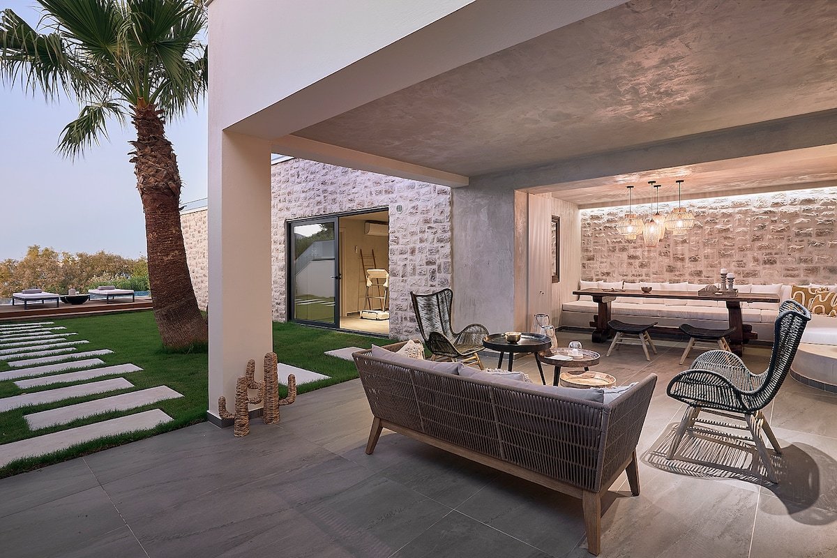 Beachfront, Includes Breakfast & Hotel Services gallery image 3