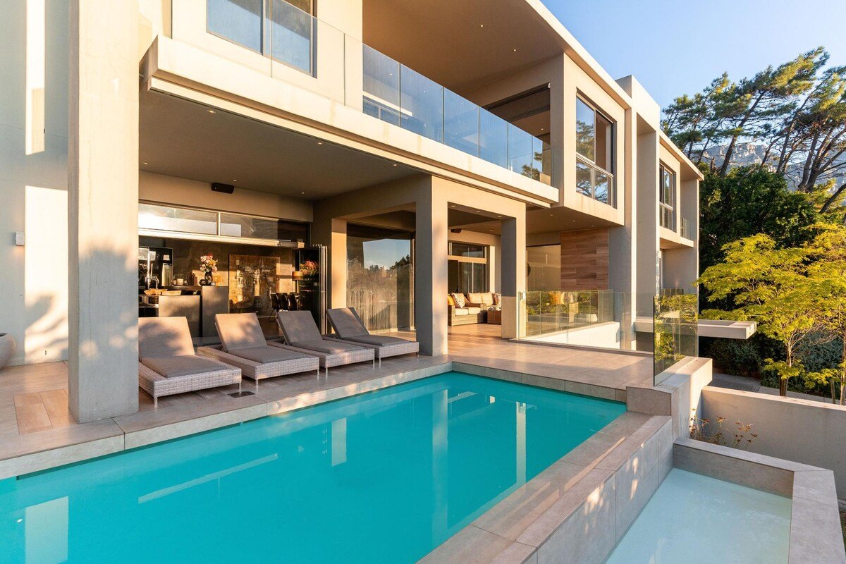 Sapphire Seas – Designer Villa in Camps Bay gallery image 3