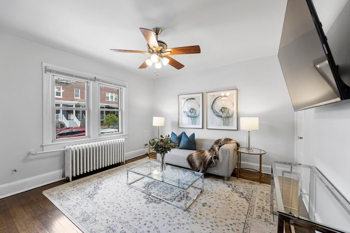 Lovely 2 BDRM pvt parking and no cleaning fee! gallery image 2