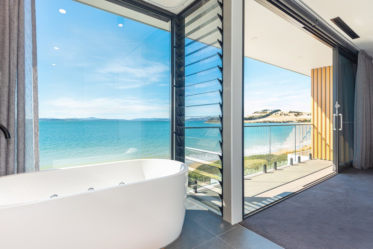 Award-winning beachfront luxury in Cremorne gallery image 5