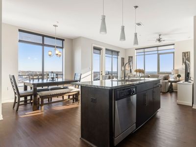 Luxurious Downtown Corner Views 2 bed 2bath 61