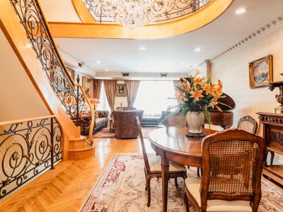 Gorgeous Triplex w/ Roof Deck – Luxury 5 Star Stay