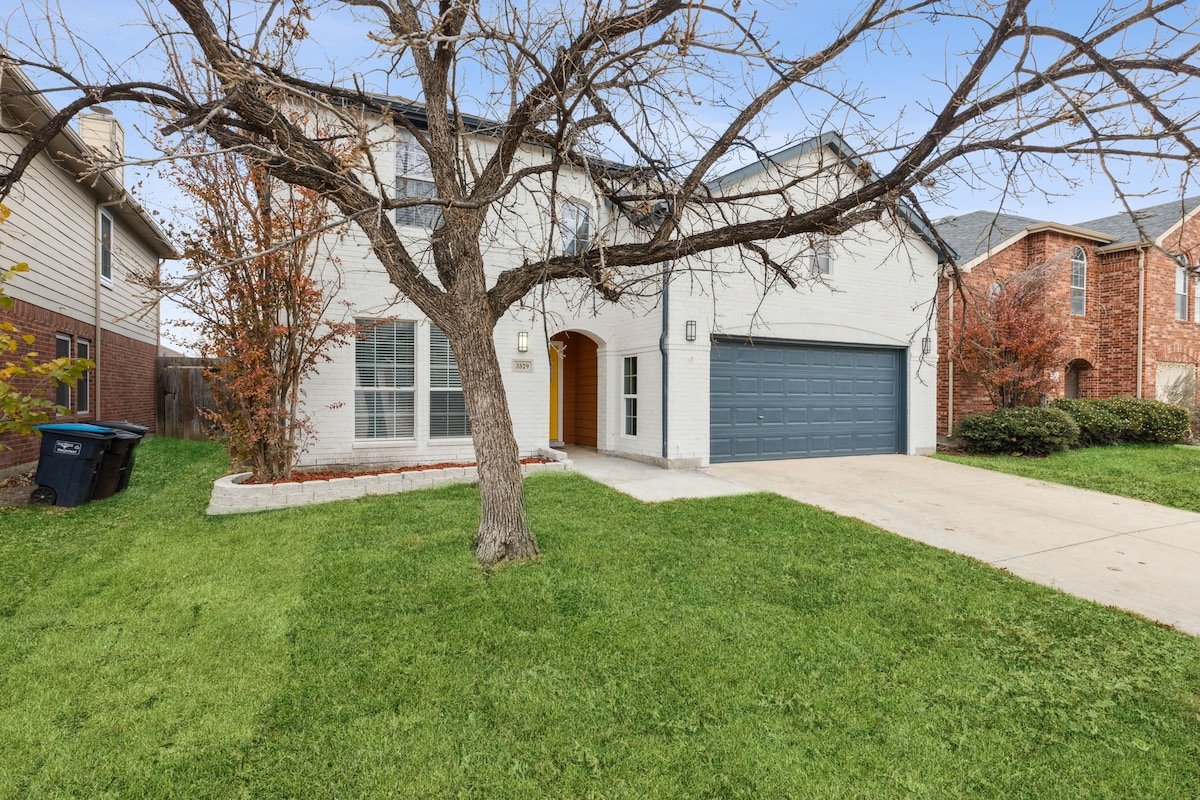 Beautiful Large House W/Pool! gallery image 3