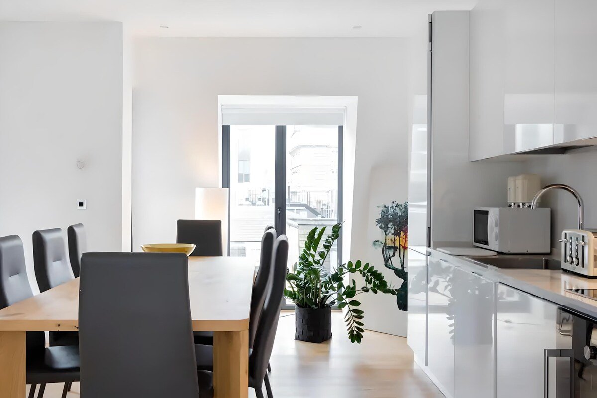 Iconic Landmarks at Reach: Gorgeous Penthouse! gallery image 3