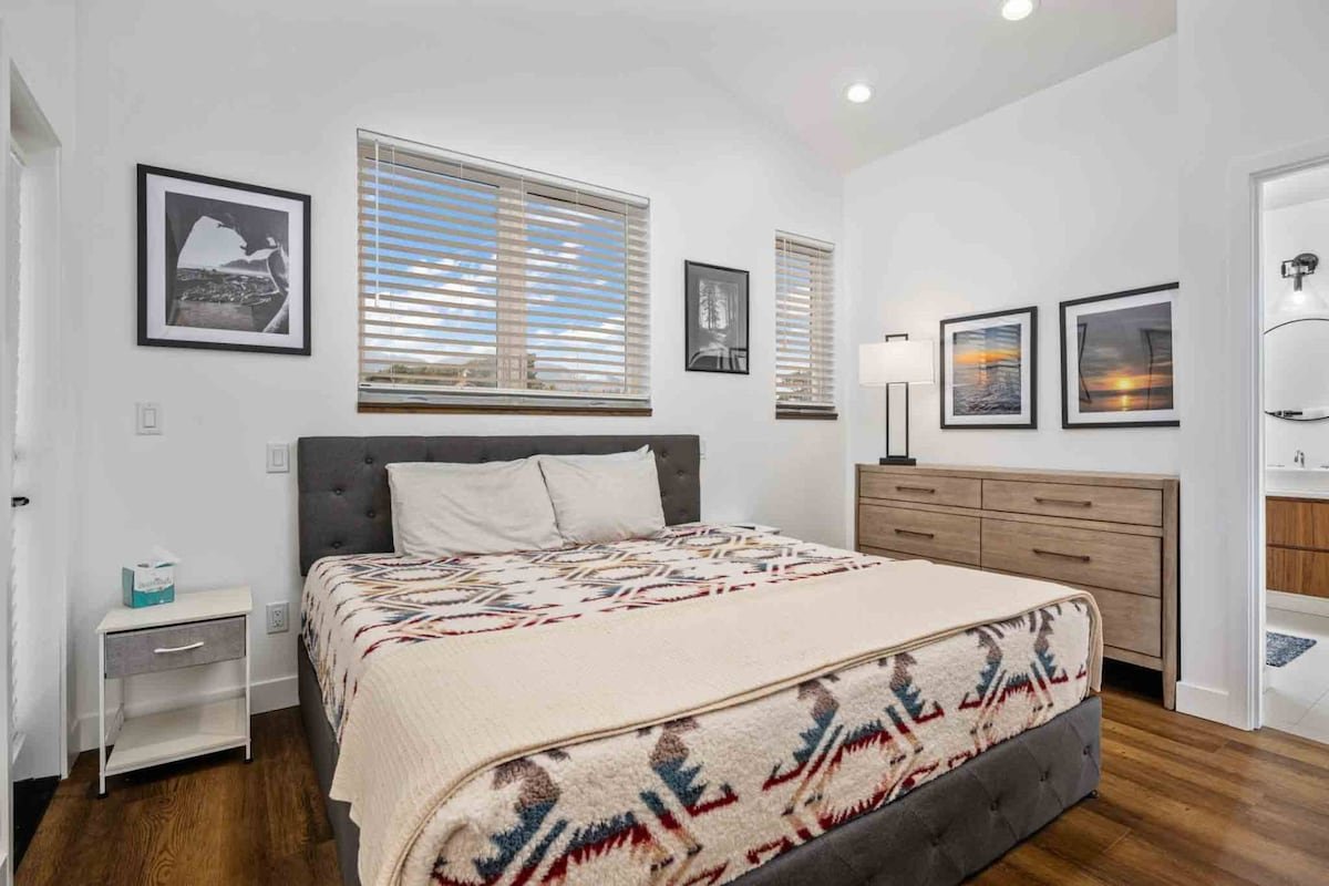 Incredible Manzanita Escape, Indoor Sport Court, gallery image 2