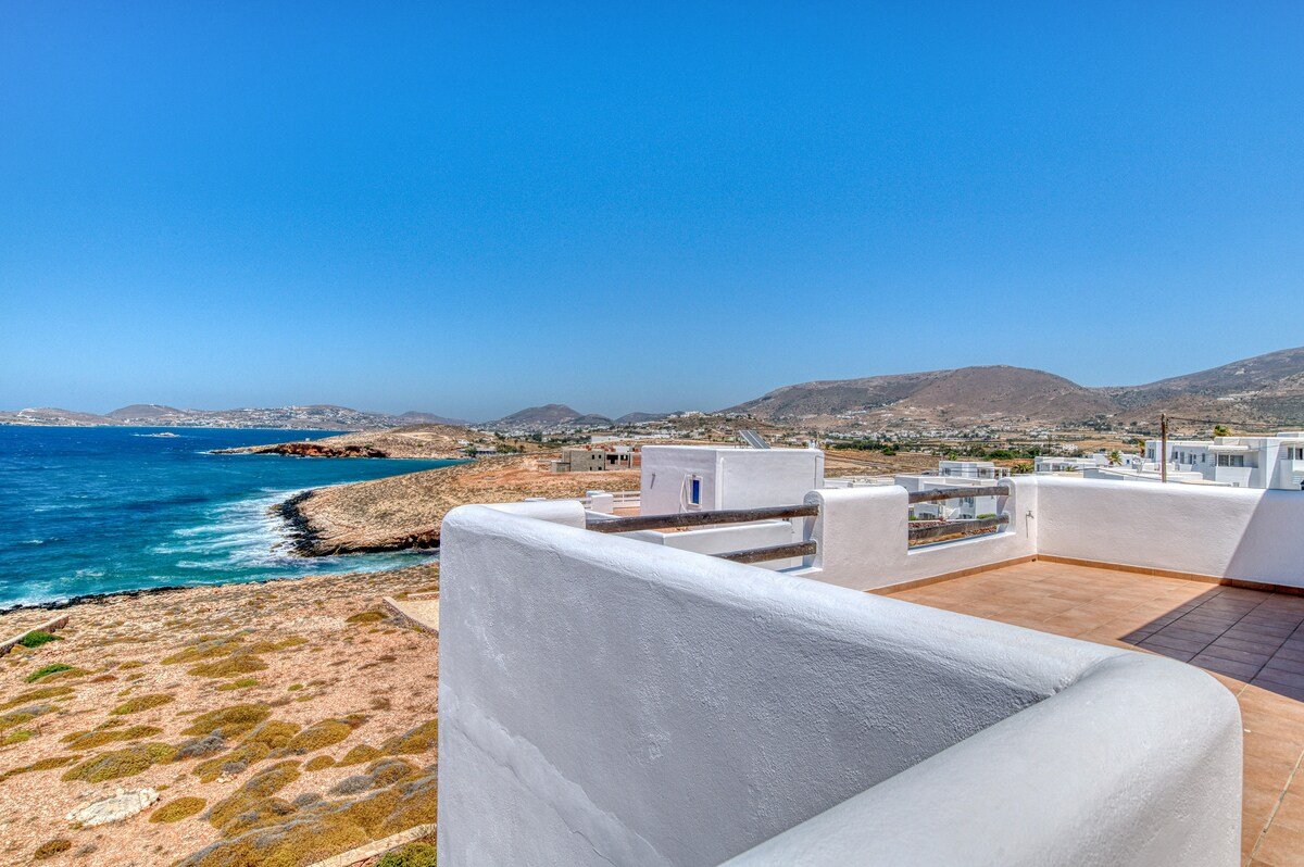 À Paros, fantastique villa les pieds dans l’eau gallery image 5