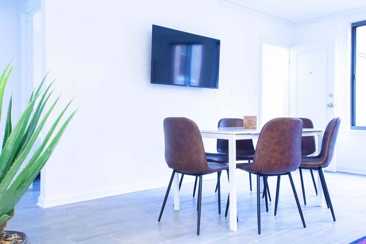 Stunning 2-UNIT Rental // Only STEPS Away from The White House gallery image 2
