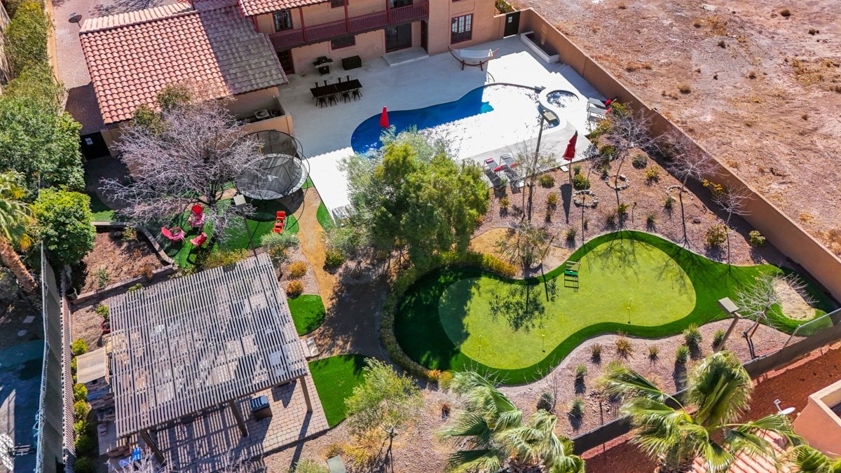 5-STARS 6BR 3.5 BTH BIG YARD Pool & Hot Tub gallery image 2