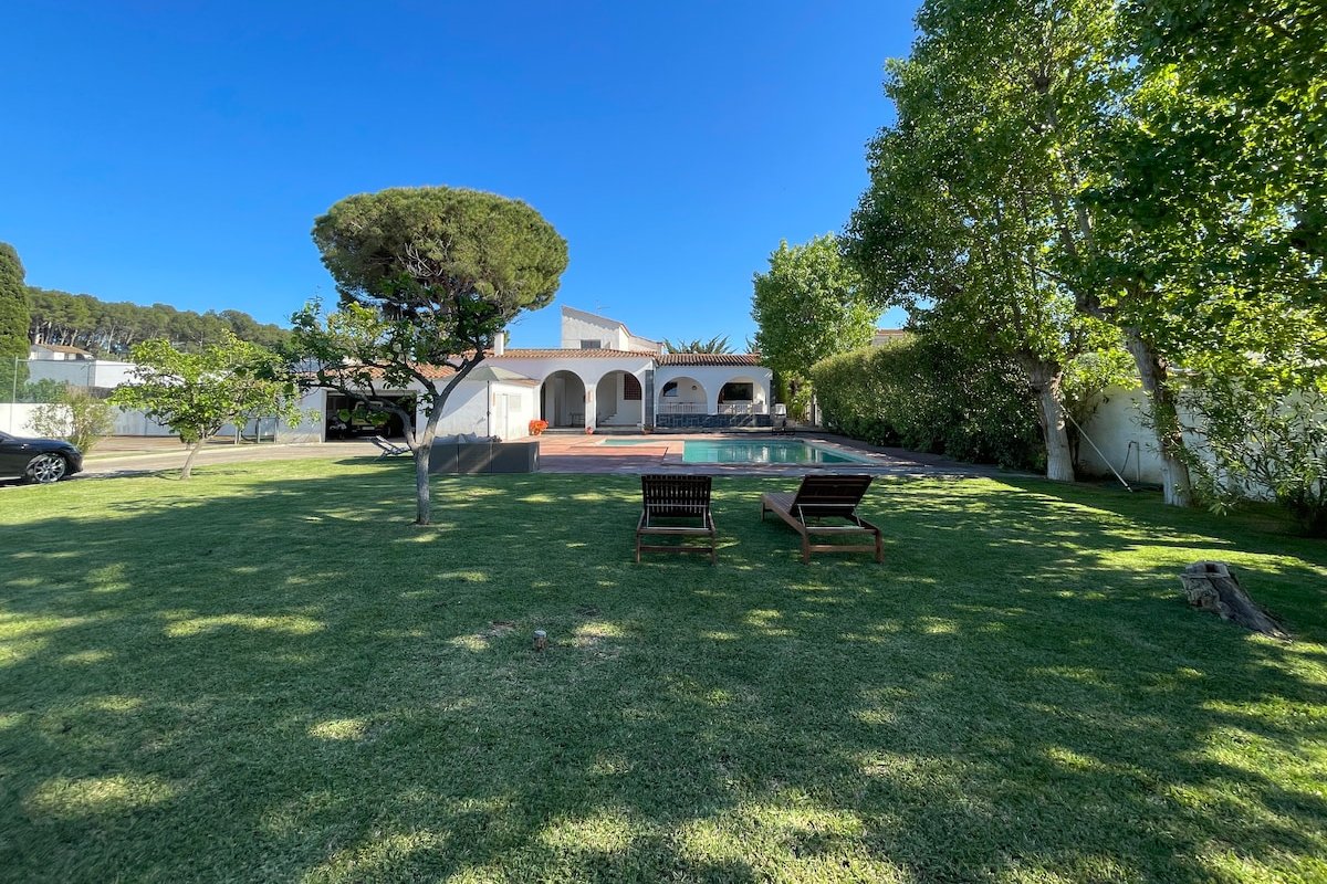 Large exclusive house with private garden and pool gallery image 5