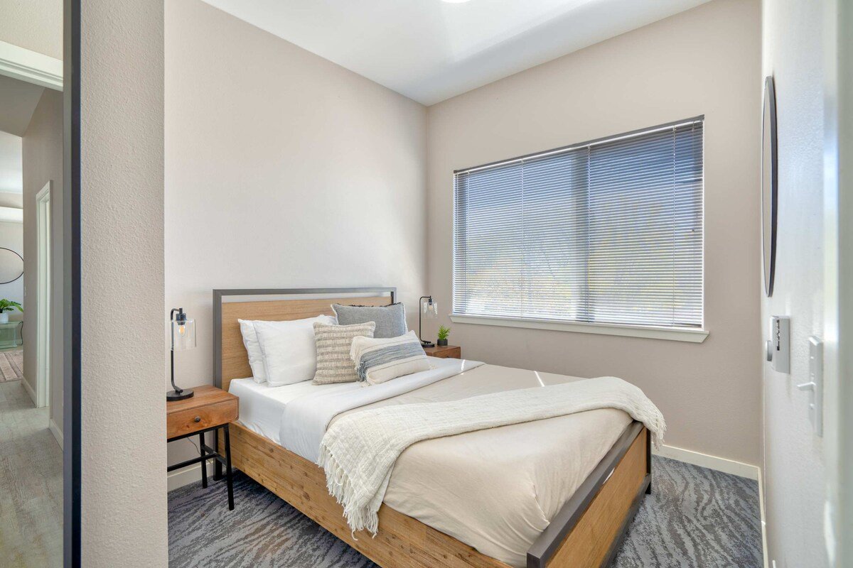 Rooftop Deck • City Views • Hawthorne 4BR gallery image 4