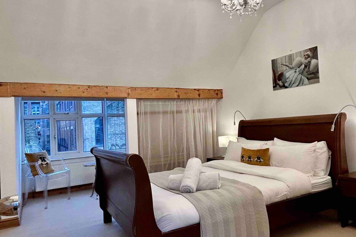 Ancoats unique Historical Townhouse -as seen on TV gallery image 3