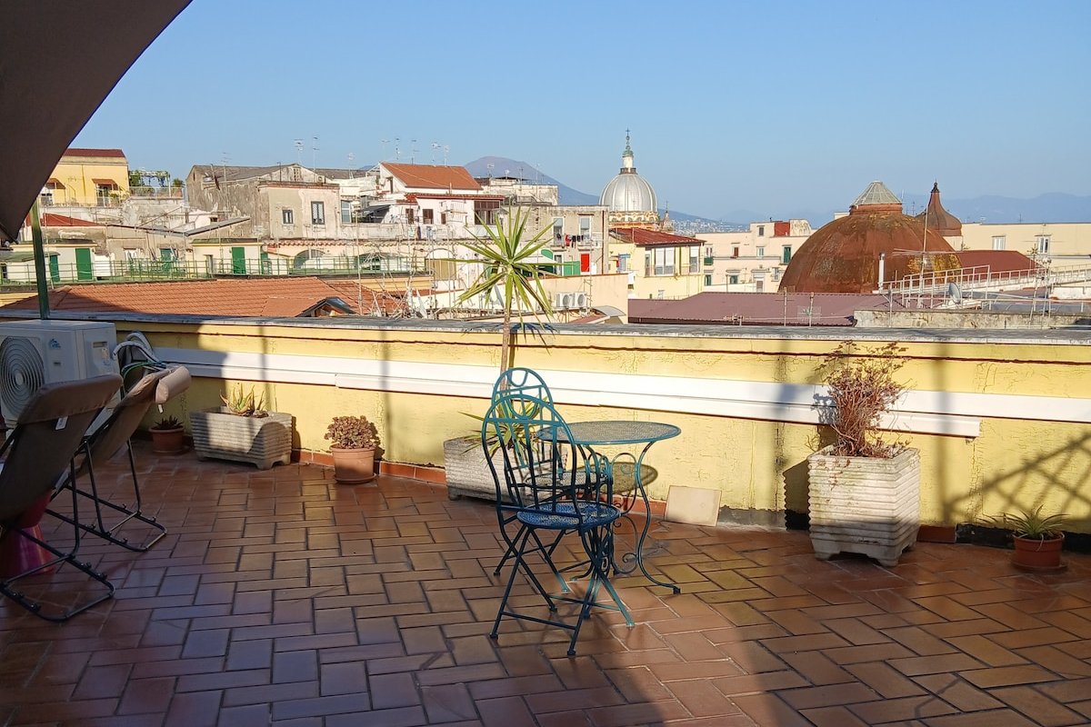 Napoli Central City entire apartement gallery image 4