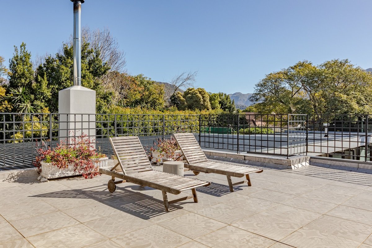 Stunning 5-Bedroom Home with Tennis Court gallery image 5