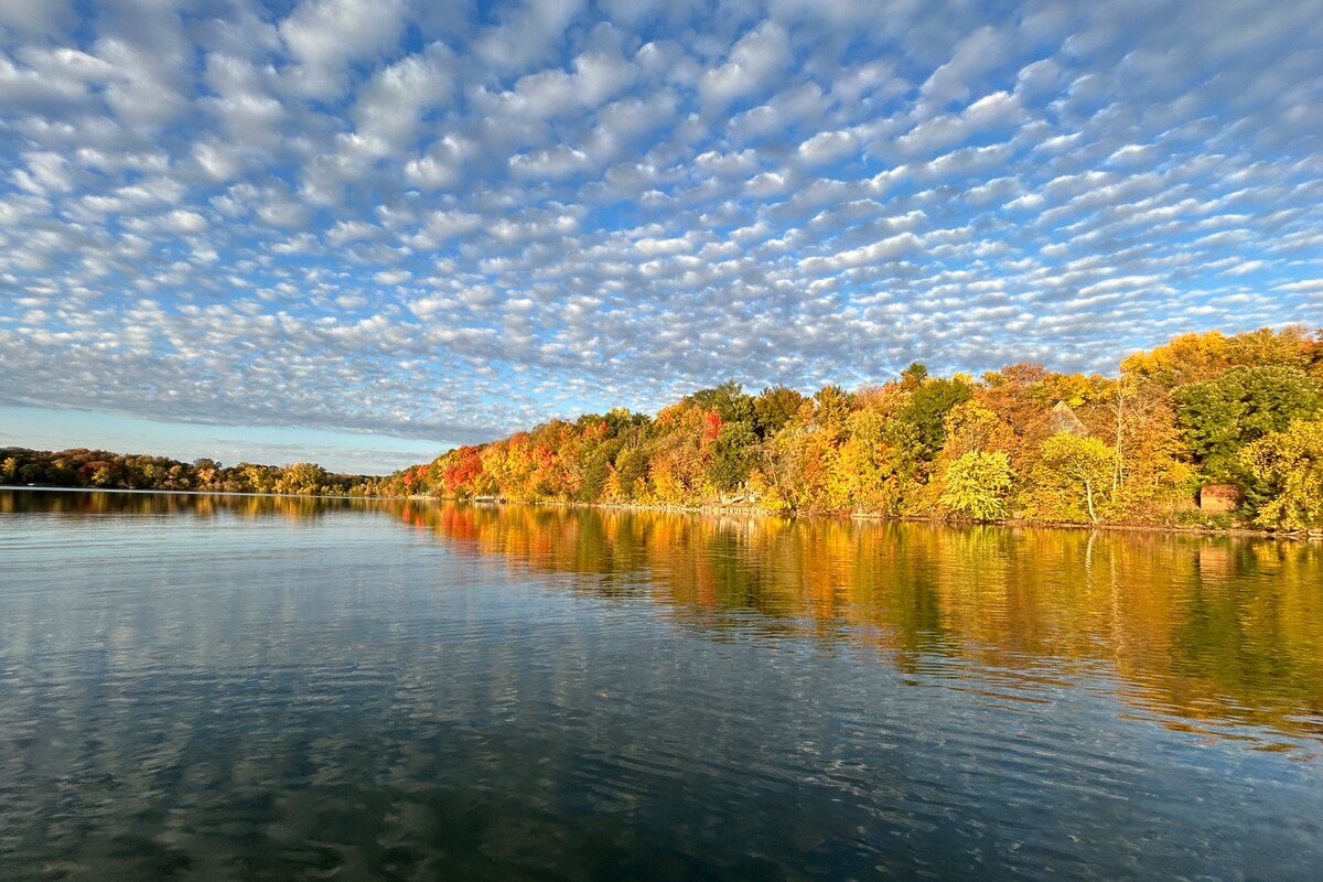 Lake cabin;hot tub, sandy beach, games, space, fun gallery image 3