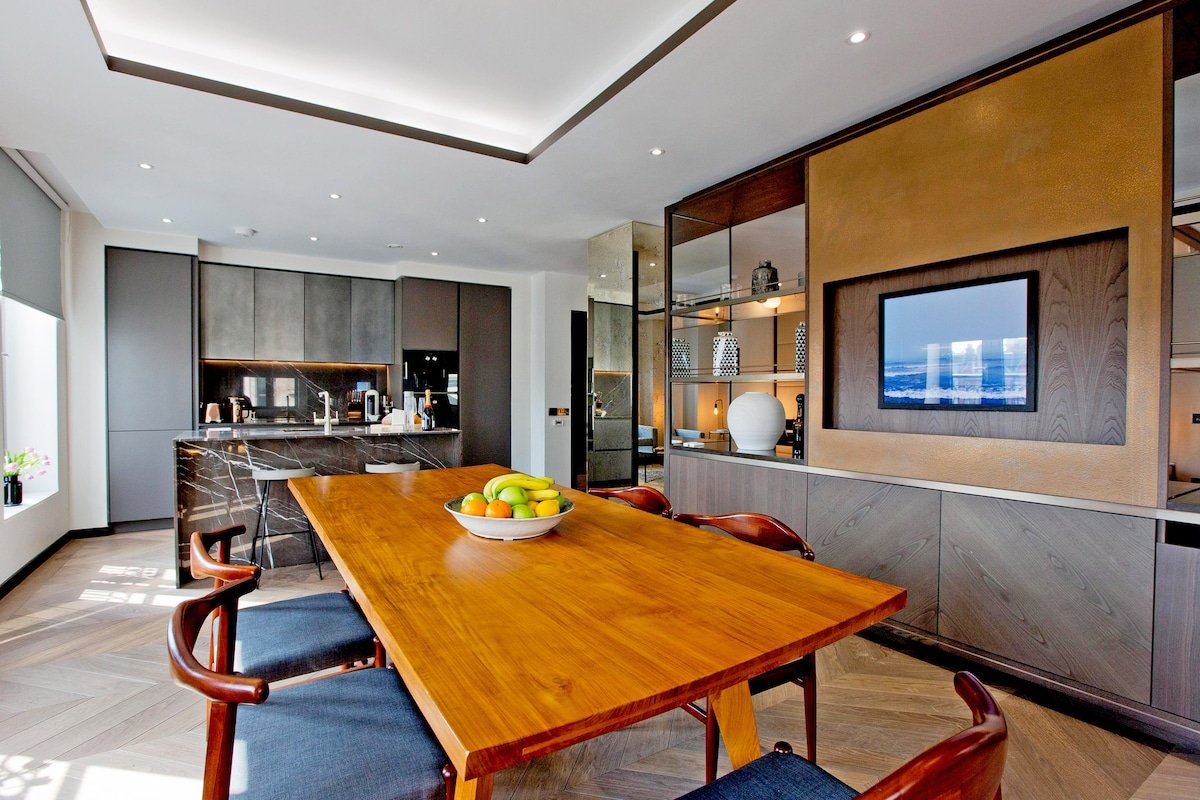 Golden Square Seventeen