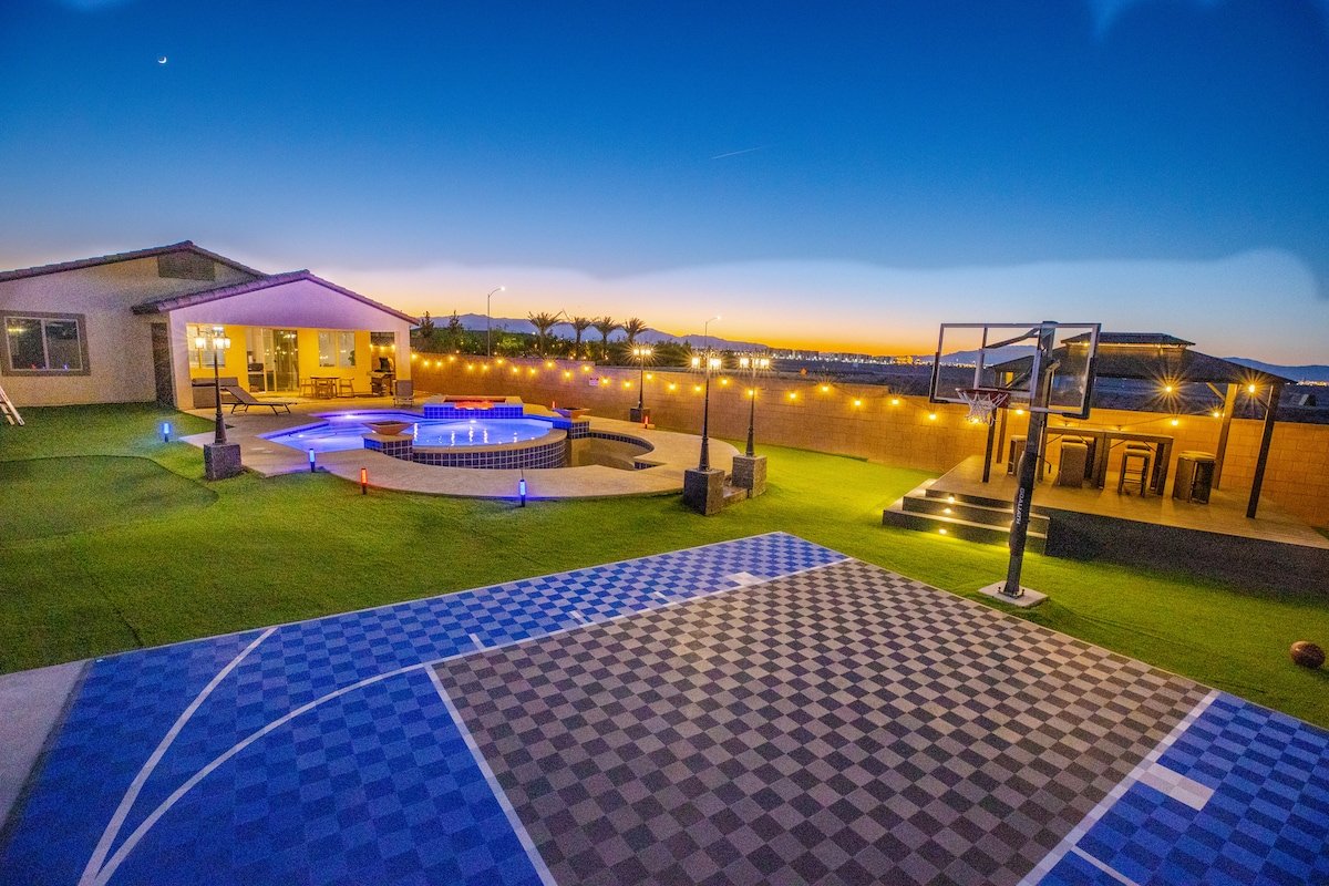 1900 SqFt House 25Ft Heatable Pool/Spa- Strip View gallery image 2