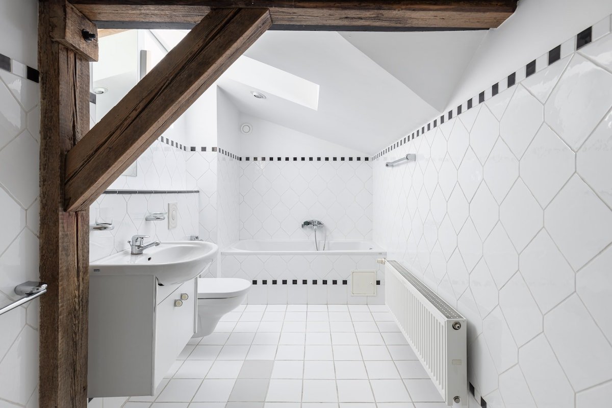 Cozy & Spacious Attic Apartment in Old Town gallery image 4