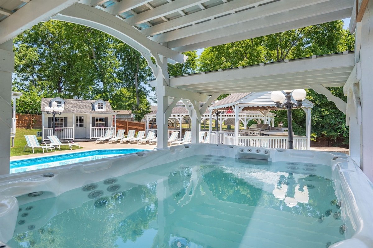 Private Pool! 12 Person Spa! Fire Pit! gallery image 4